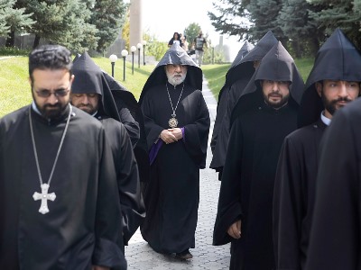 Представители высшего духовенства Первопрестольного Святого Эчмиадзина посетили «Ераблур»