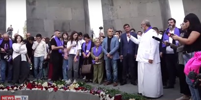 Архиепископ Баграт вместе со своими сторонниками посетил мемориальный комплекс Цицернакаберд