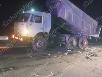 В Армении «Mercedes» врезался в припаркованный грузовик: Один человек скончался, еще один – госпитализирован