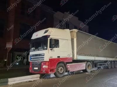 Երևանում 80-ամյա վարորդը օղիով բարձված «DAF» բեռնատարով հայտնվել է բաժանարար գոտու բետոնե արգելապատնեշների վրա