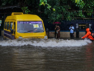 4 dead, schools closed after torrential rains cause flooding in India's Mumbai