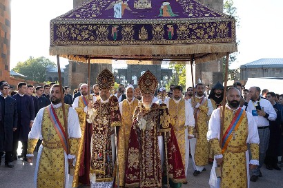 На церемонии переосвящения Кафедрального собора в Эчмиадзине присутствует политическая элита