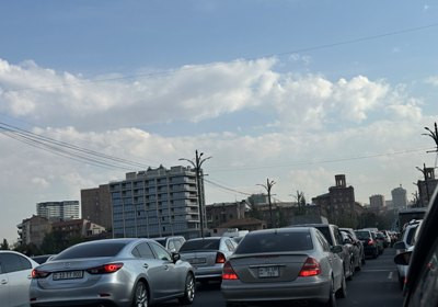 Կիևյան և Մոնթե Մելքոնյան փողոցները երկկողմանի փակ են, լուսացույցերը չեն աշխատում, պարեկներ չկան