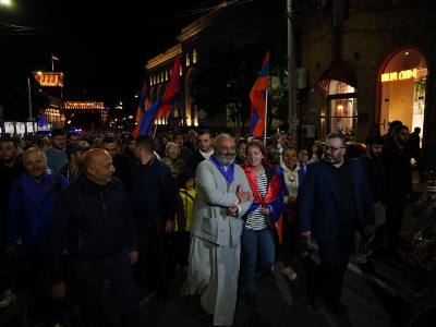 Архиепископ Баграт со сторонниками направляется к Общественной телекомпании