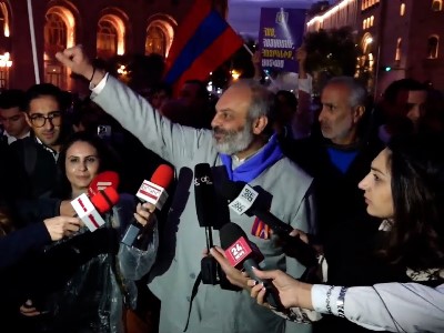 Архиепископ Баграт находится у здания Общественной телекомпании: сосредоточено большое количество сил полиции