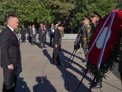 Генпрокуроры Армении и России возложили венок к Вечному огню на могиле Неизвестного солдата в Ереване