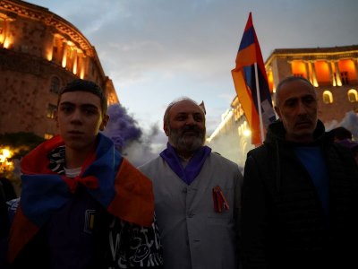 На Площади Республики стартовал митинг во главе с архиепископом Багратом Галстаняном