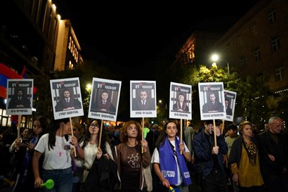 Участники митинга во главе с архиепископом Багратом направляются к зданию Конституционного суда
