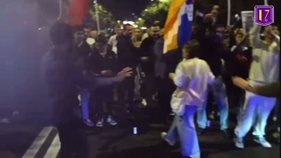 Архиепископ Баграт вместе с участниками митинга пришел к зданию КС: полиция требует открыть проспект Баграмяна