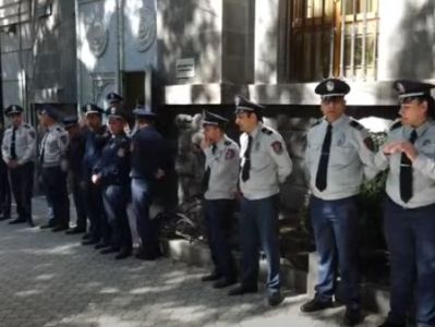 Բագրատ սրբազանն իր համակիրների հետ Դատախազության մոտ է