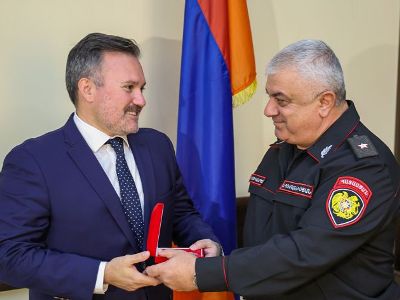 Ոստիկանության պետը պարգևատրել է ՀՀ-ում ԱՄՆ դեսպանատան ներկայացուցիչներին