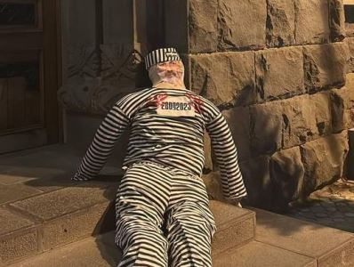 Провальная полицейская операция «Чучело»: чучело вновь оказалось у здания прокуратуры