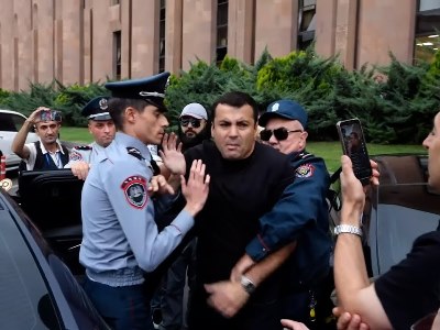 Էս ինչ չոբանի դար է, ով ինչ ուզում անում է. կարմիրբերետավորները ուժ կիրառելով բերման ենթարկեցին ակտիվիստին