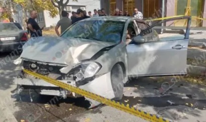 В Армавире один автомобиль врезался в другой, затем наехал на двух пешеходов