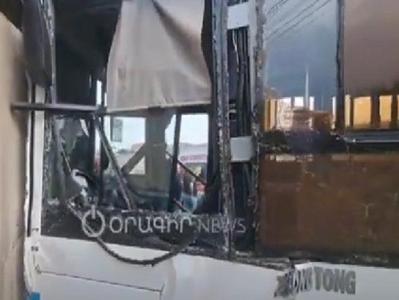 Երևանում 48 համարի ավտոբուսը բախվել է շինության պատին․ կան վիրավորներ (վիդեո)