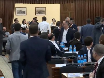 «Արի ստեղ հլը, արա», «անասուն, ոչխար». Ավագանու նիստում ծեծկռտուք կանխվեց. Զարոկյանին դուրս բերեցին