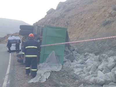 Արենի գյուղի մոտակայքում «KamAZ» մակնիշի՝ ցեմենտով բեռնված բեռնատարը կողաշրջվել է. կա տուժած
