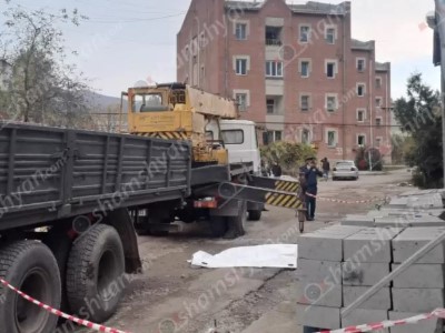 В Лори подъемный кран рухнул на человека: он погиб на месте