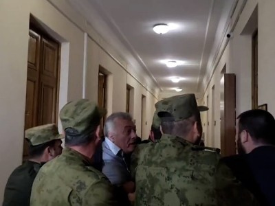 «Ես ձեր հերն անիծելու եմ». ԱԺ անվտանգության աշխատակիցները քշքշելով դուրս տարան Ռուբեն Հակոբյանին