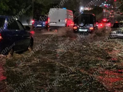 Ехвардское шоссе в Давиташене из-за проливных дождей превратилось в Венецию