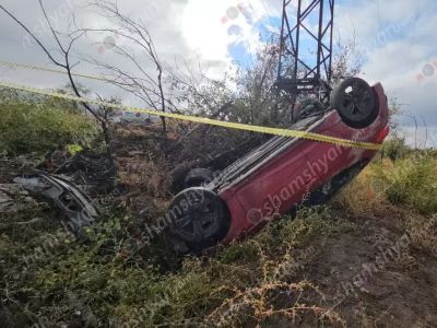 Արմավիր-Երևան ճանապարհին «Hyundai Veloster»-ը դուրս է եկել երթևեկելի գոտուց և գլխիվայր շրջվելով՝ հայտնվել դաշտում