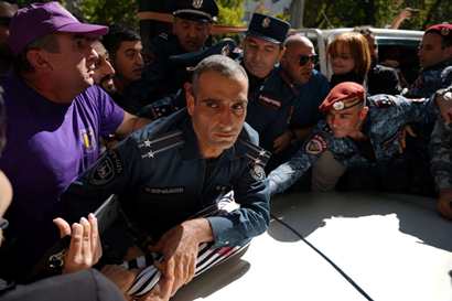 Ոստիկանները ձերբակալել են Սրբազան Պայքարի համակիր անձանց, նրանց նկատմամբ կիրառել բռնություն. փաստաբան