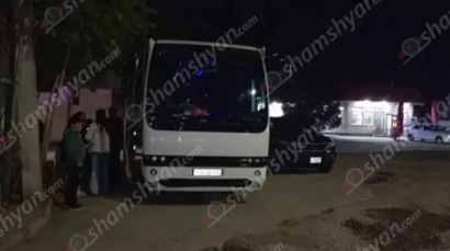 В Арарате на ходу открылись двери автобуса, перевозившего школьников: двое детей и один из родителей выпали из него