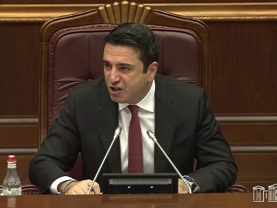 ««Դու»-ով հետս չխոսաս», «նորմալ պահի քեզ». Լեզվակռիվ Ալեն Սիմոնյանի և ընդդիմադիր պատգամավորի միջև