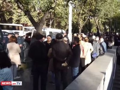Բագրատ Սրբազանի աջակիցները ՀՀ նախագահի նստավայրի առջեւ բողոքի ակցիա են իրականացնում