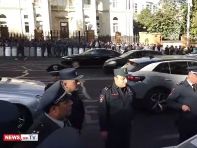 Протестующие установили у резиденции президента Армении макеты пограничных столбов