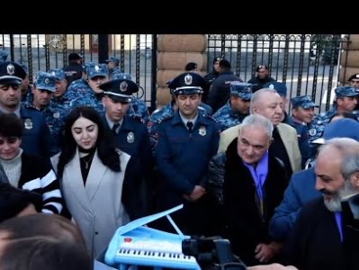 В Ереване протестующие принесли к зданию резиденции президента Армении игрушечное пианино