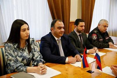 «Հրապարակ». Արփինեն էլ կապ ունի նախկինների հետ. Նա «Հզոր հայրենիքի» ղեկավար Վարդան Վարդապետյանի հարսն է