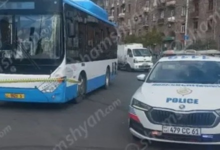В Ереване на вокзале столкнулись рейсовый автобус «Zhong Tong» и «Nissan»: есть пострадавший