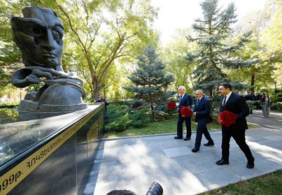 Руководство Армении почтило память жертв преступления 27 октября