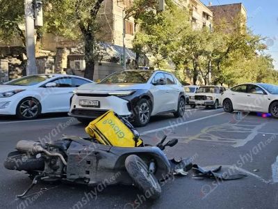 Երևանում բախվել են «Tesla»-ն ու մոպեդը. վերջինս կողաշրջվել է. մոպեդավարը տեղափոխվել է հիվանդանոց