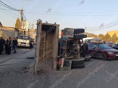 В Ереване столкнулись 5 автомобилей: водитель грузовика в крайне тяжелом состоянии доставлен в больницу