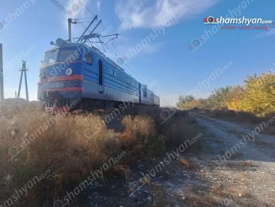 В Армении столкнулись электровоз и иномарка