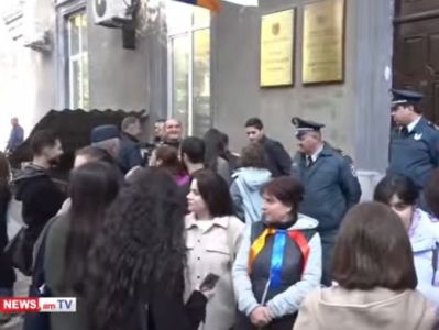 Ապօրինություններին վերջ տալու պահանջով բողոքի ակցիա՝ ՄԻՊ գրասենյակի դիմաց
