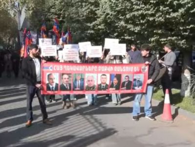Участники акции протеста в Ереване направились к зданиям МИД Армении и посольства России