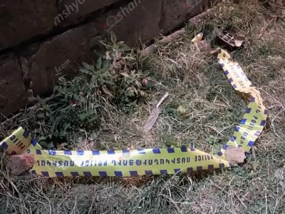 В Шираке мужчина взял в заложники свою 23-летнюю жену и угрожал перерезать ей горло