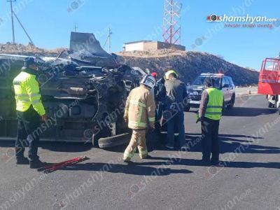 «Օզոն» ընկերության «Ford Transit»-ը բախվել է Հյուսիս-հարավ ճանապարհին կառուցվող բետոնե արգելապատնեշներին