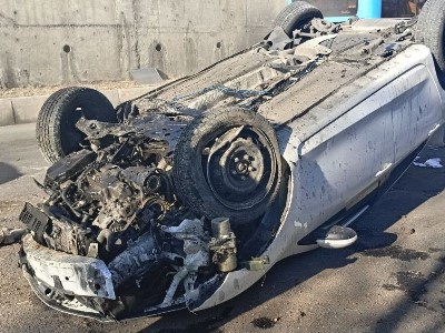 Աշտարակի խճուղում Mazda-ն դուրս է եկել էստակադայից, ընկել Հալաբյանով ընթացող Mercedes-Benz ավտոմեքենայի վրա եւ շրջվել