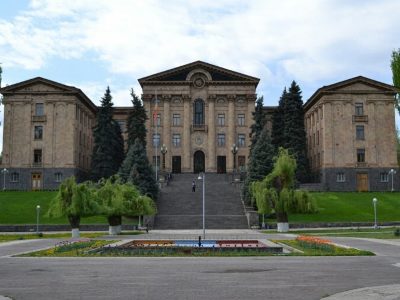 Քաղաքացին մոտեցել է ԱԺ շենքին, սպառնացել բենզինը լցնել վրան ու պտուտակահանը մտցնել կոկորդը