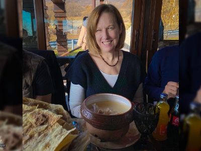 Посол США в Армении Кристина Куинн впервые попробовала хаш