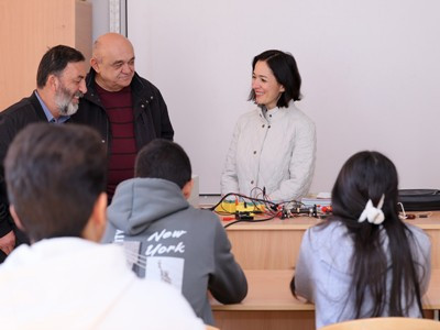 Ժաննա Անդրեասյանն Աշտարակի թիվ 1 հիմնական դպրոցում ծանոթացել է ԲՏՃՄ լաբորատորիաների պայմաններին
