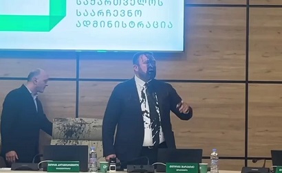 Վրաստանի ԿԸՀ ղեկավարի վրա սեւ ներկ են լցրել ընտրությունների արդյունքների հայտարարումից առաջ. վեճ է տեղի ունեցել