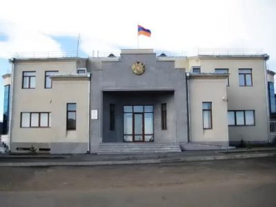 В Лори при выходе из здания суда сбежал заключенный: произошла стрельба, есть пострадавший