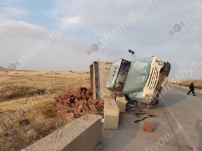 Крупное ДТП в Арагацотне: перевернулся груженый туфом «ЗИЛ»