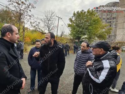 Բողոքի ակցիա Կոմիտասի պանթեոնի հարեւանությամբ. Բնակիչները թույլ չեն տալիս ֆուտբոլի դաշտի տեղում բարձրահարկի հիմք փորել