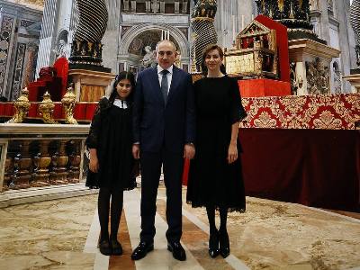 Премьер-министр Армении вместе с супругой и дочерью посетил музеи Ватикана